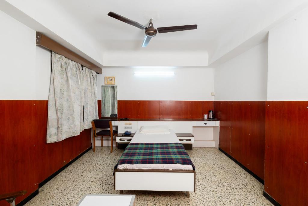 Postel nebo postele na pokoji v ubytování Hotel Srilakshmi