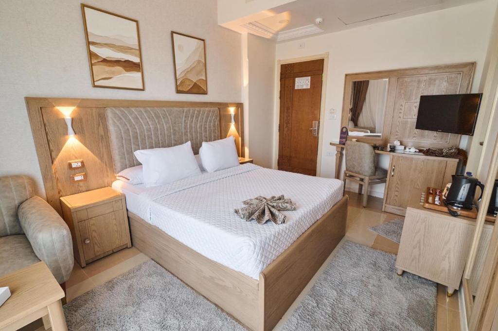 Postel nebo postele na pokoji v ubytování Teba Hotel Ras Elbar