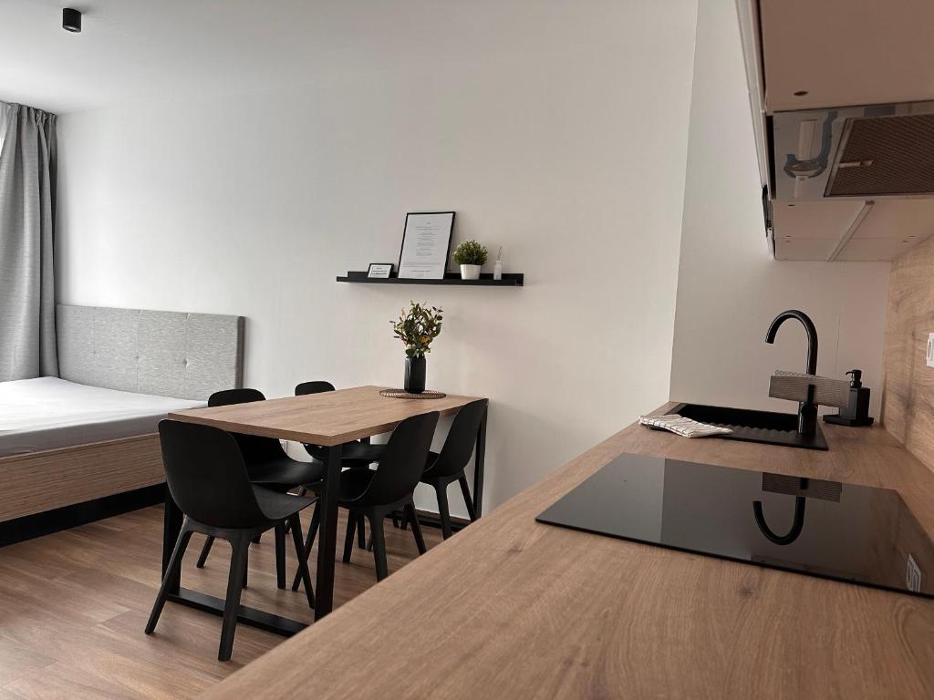una cucina e una sala da pranzo con tavolo e sedie di SORRY-HORY Apartmán Dolní Morava a Dolní Morava