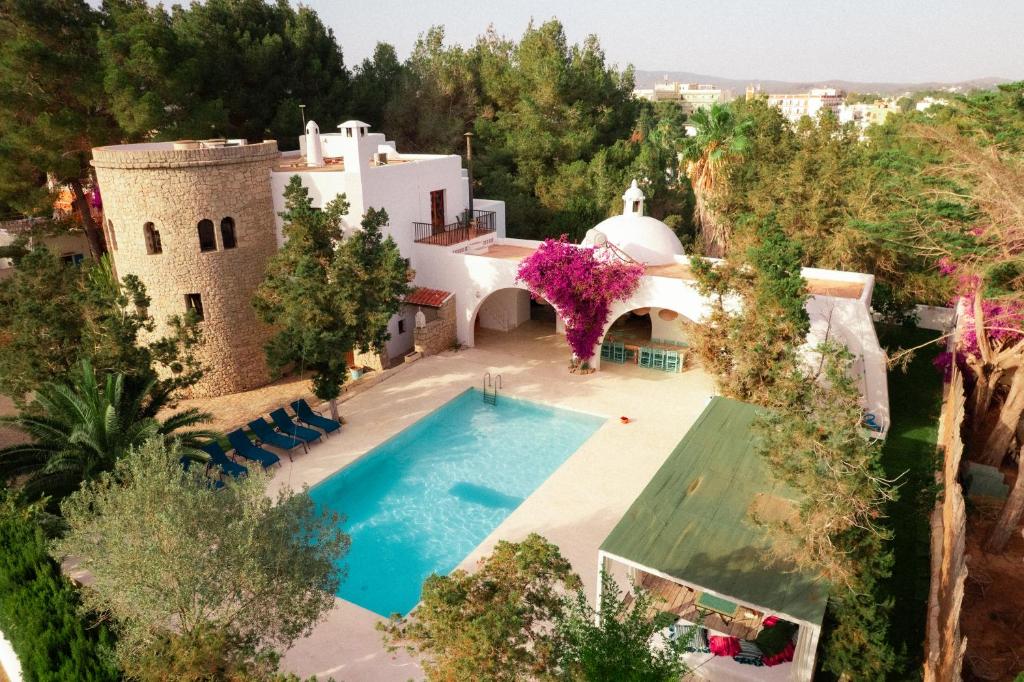une vue aérienne d'une villa avec piscine dans l'établissement Villa Ocean - Sunset Beach, à Bahía de Sant Antoni