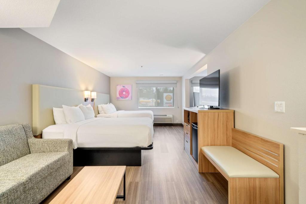 Best Western Lake Oswego Hotel & Suites - Family Suite With Three Queen Beds - Non-Smoking