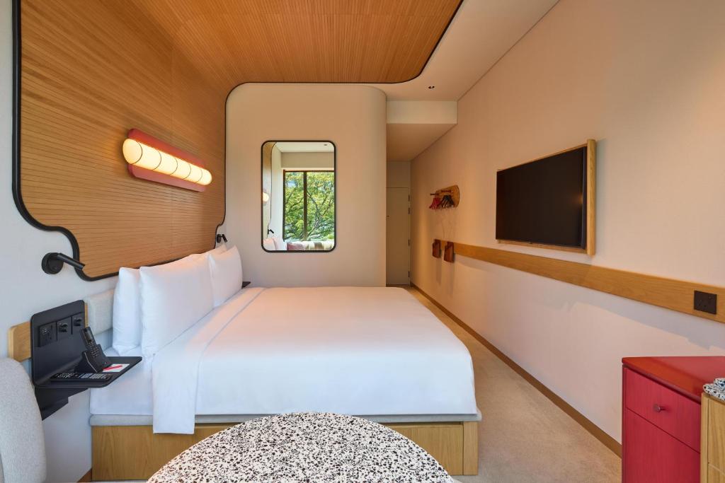 Giường trong phòng chung tại The Standard, Singapore