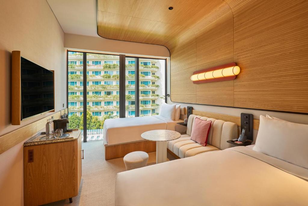 Giường trong phòng chung tại The Standard, Singapore