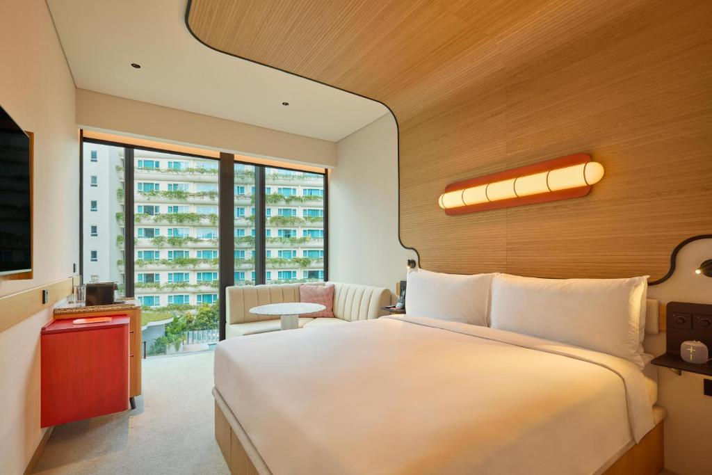 Giường trong phòng chung tại The Standard, Singapore