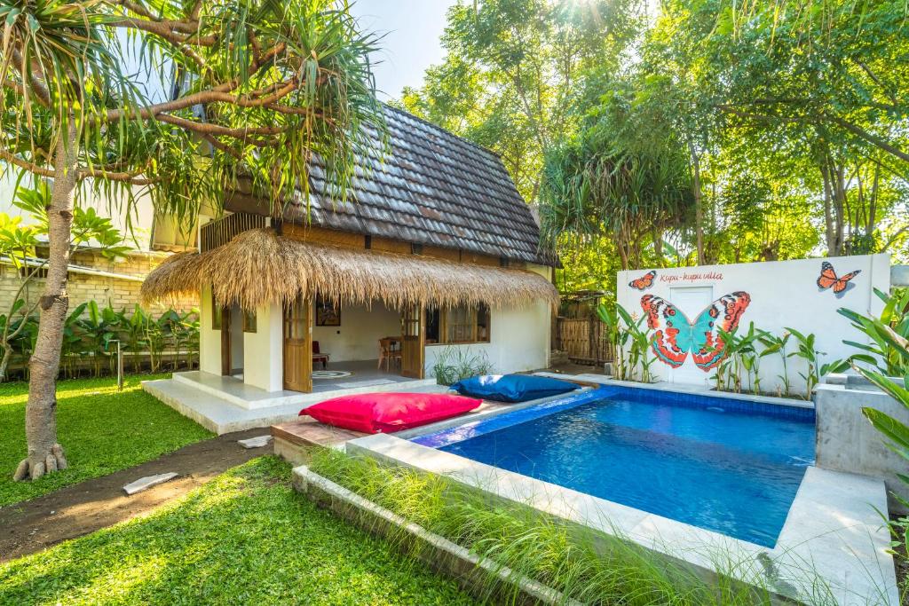 eine Villa mit einem Pool im Hof in der Unterkunft Villa Kupu-Kupu, private pool & lush garden in Gili Air