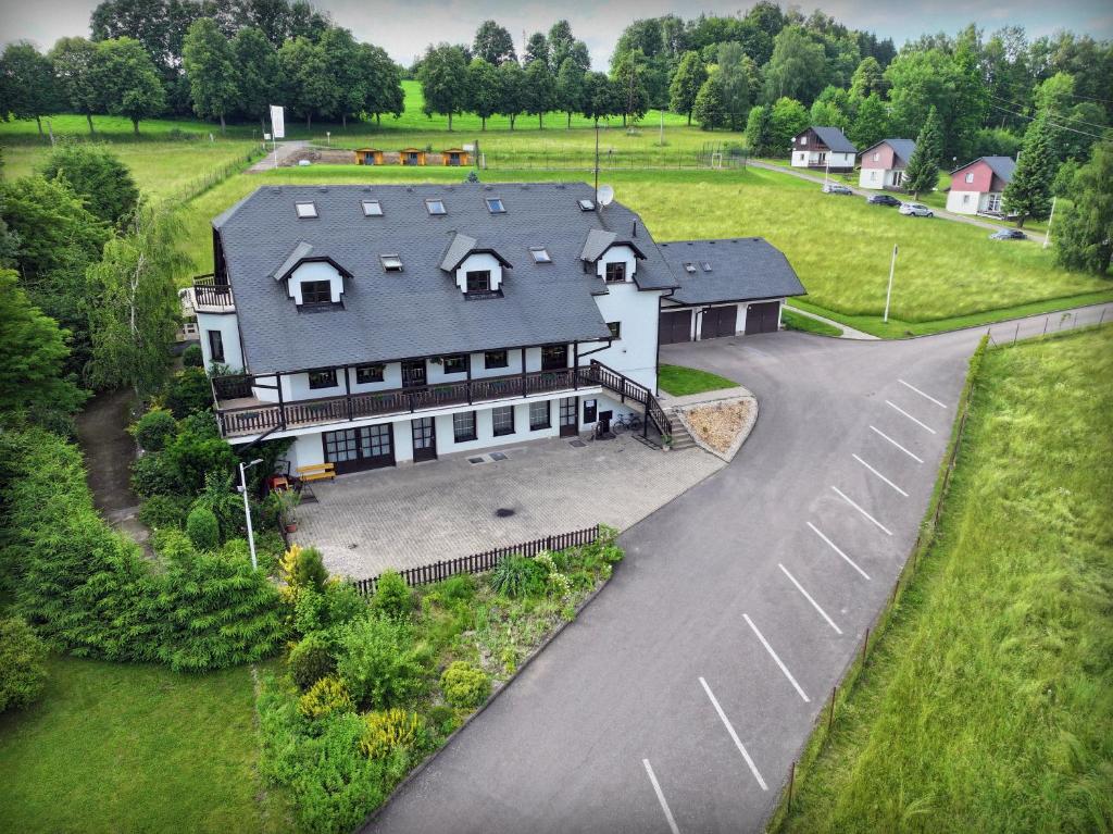 Byggingin sem sumarhúsið er í