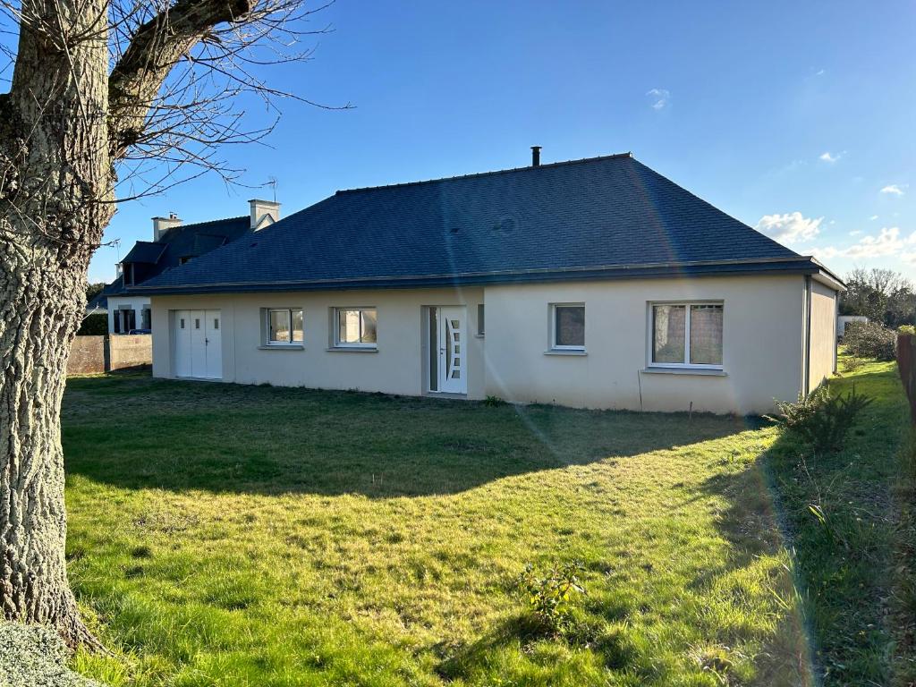 une maison blanche avec un toit noir dans l'établissement 101 - Maison 4p à 1km de la plage des Sables-D'or., à Fréhel