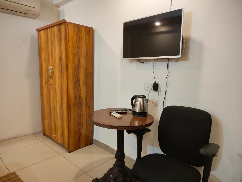 TV a/nebo společenská místnost v ubytování Hotel C 5 Hauz Khas