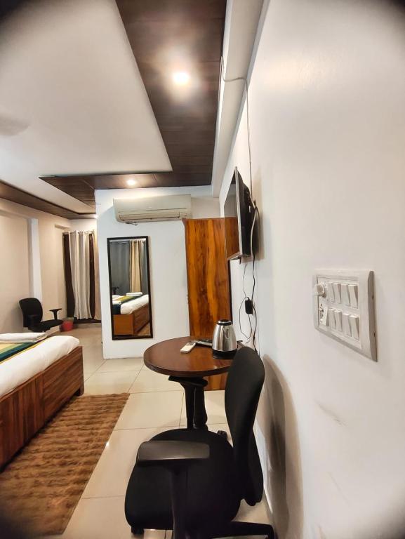 TV a/nebo společenská místnost v ubytování Hotel C 5 Hauz Khas