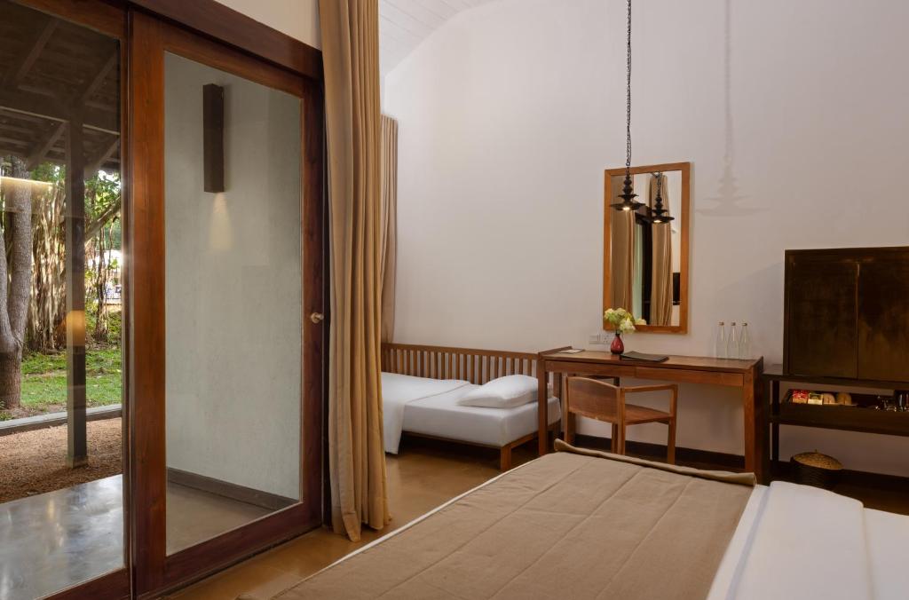 Postel nebo postele na pokoji v ubytování SigiriyaJungles Resort & Spa