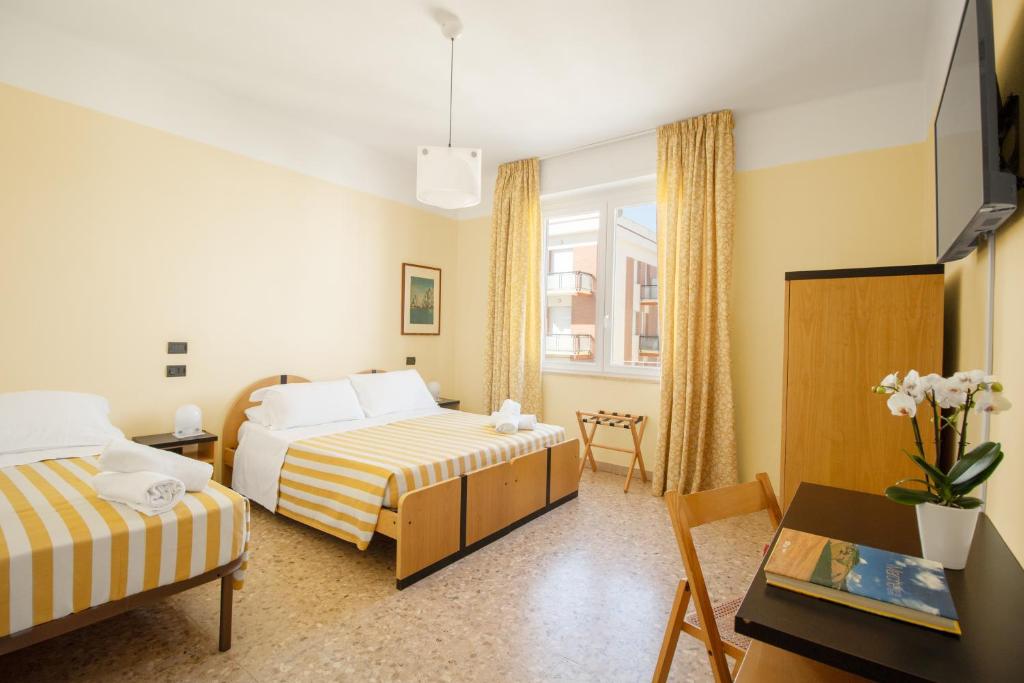 A bed or beds in a room at Hotel Marcelli