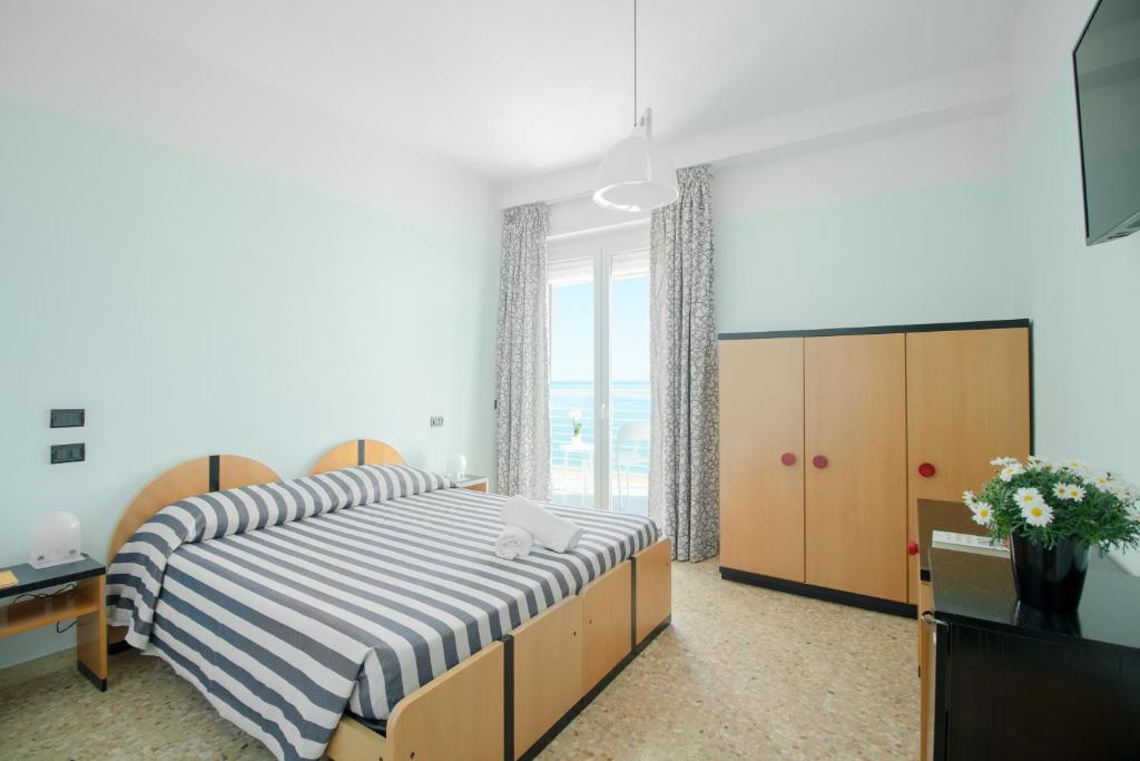 A bed or beds in a room at Hotel Marcelli