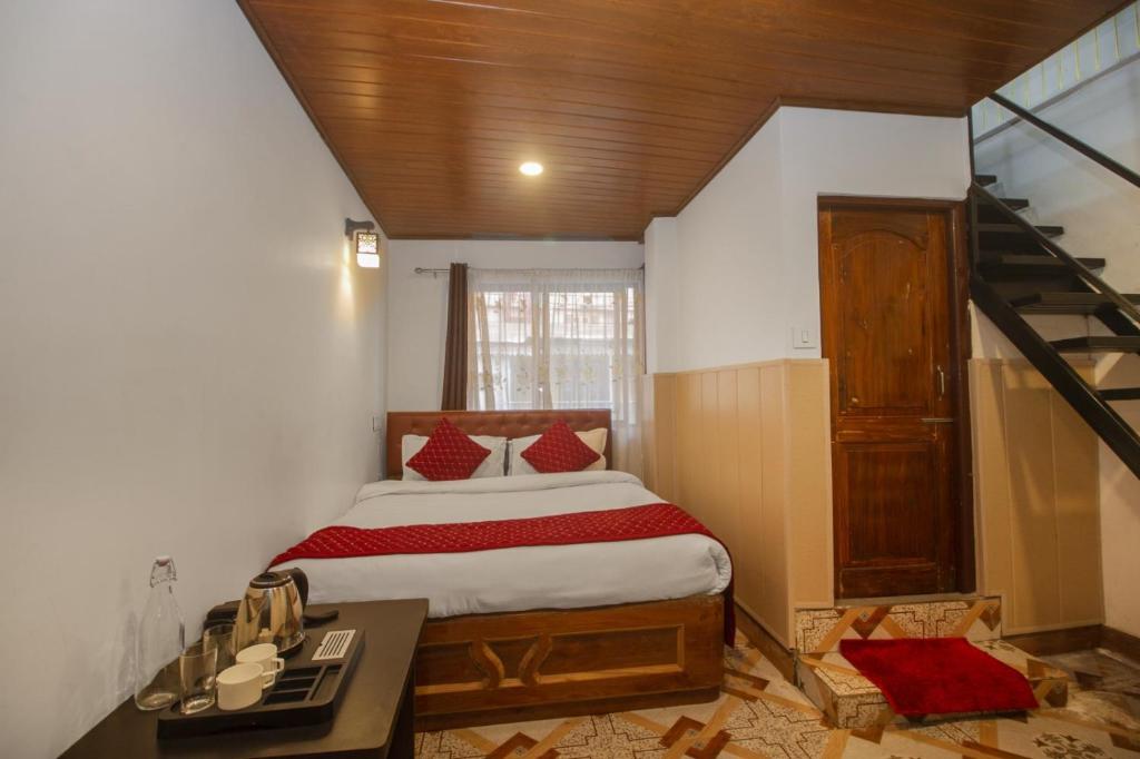 Postel nebo postele na pokoji v ubytování Mountain View Darjeeling Comfort Inn With Best Facilities Like 3-Star Rooms