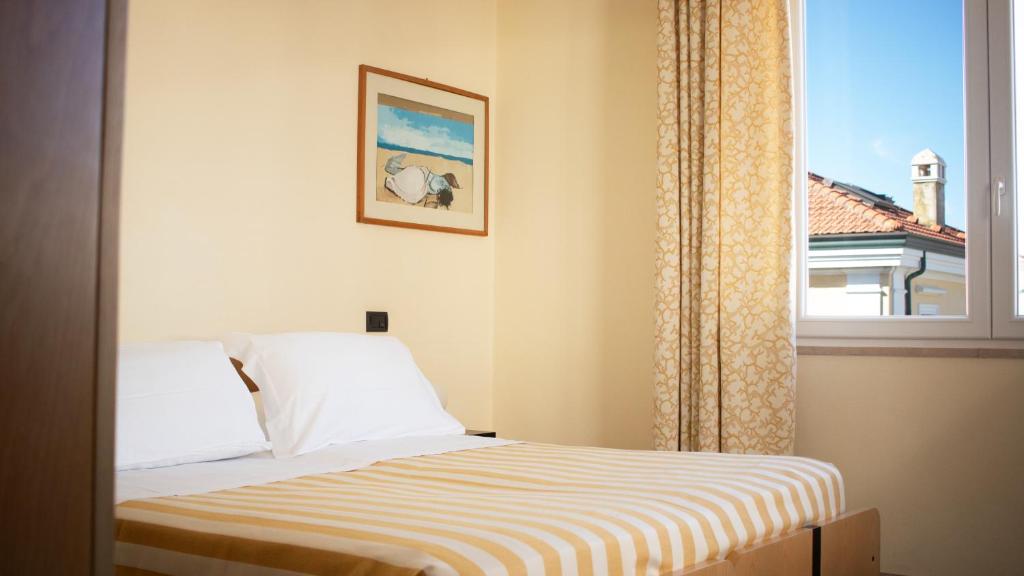 A bed or beds in a room at Hotel Marcelli