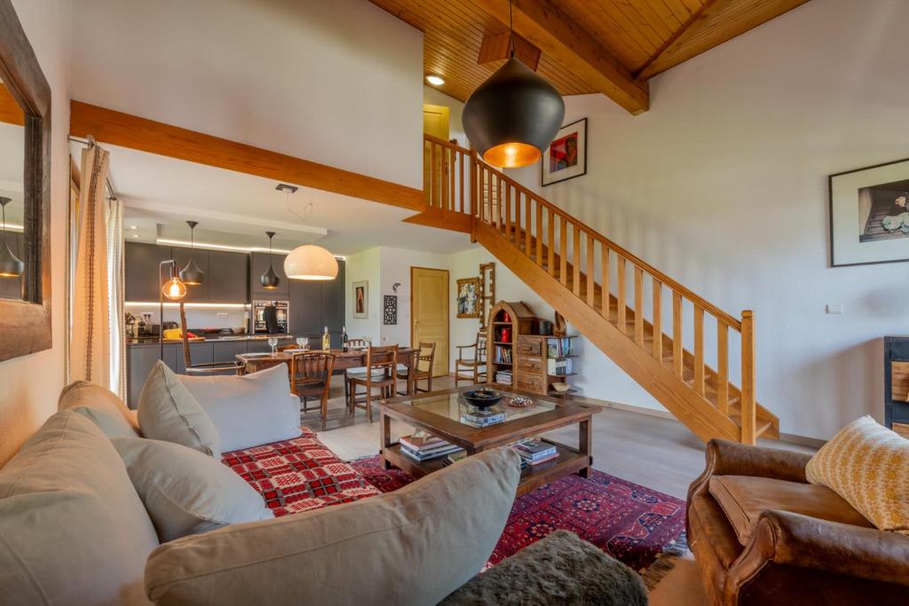un salon avec un canapé et une table dans l'établissement Tavaillons Apartment - Snow and Trek- Morzine, à Morzine