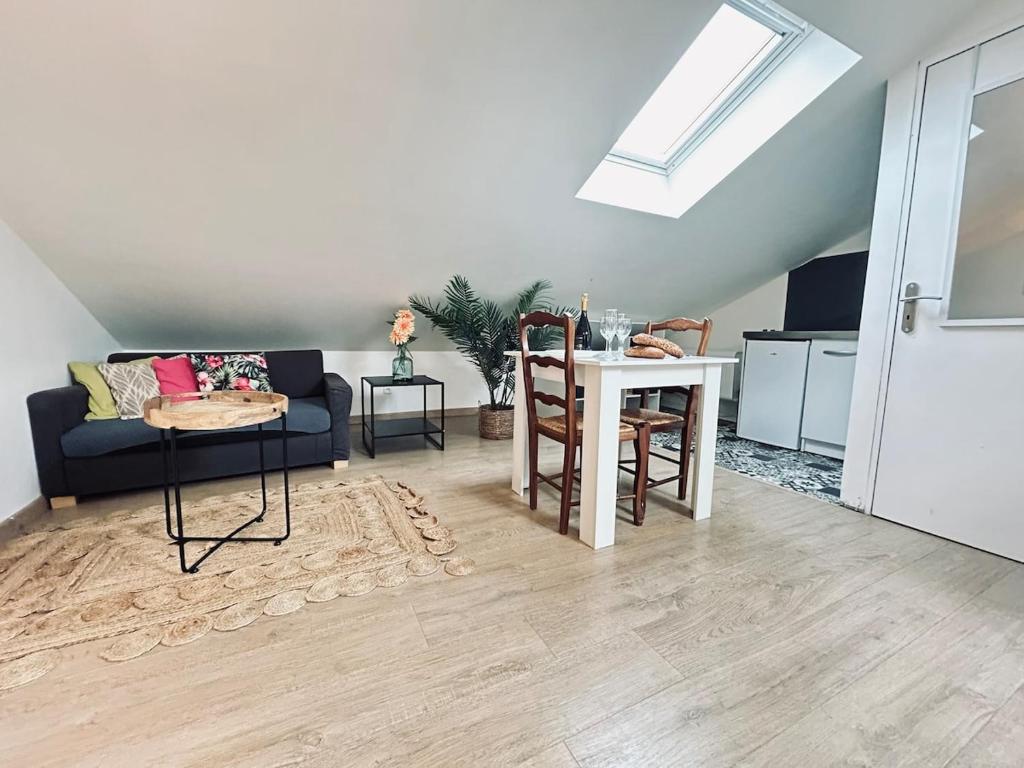 un salon avec un canapé et une table dans l'établissement Jonquille 9 trés cozy proche centre ville, à Reims
