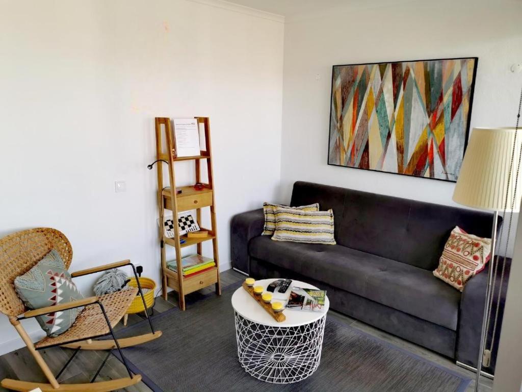 un soggiorno con un divano e un tavolo di Tarik Moments Apartment a Portimão