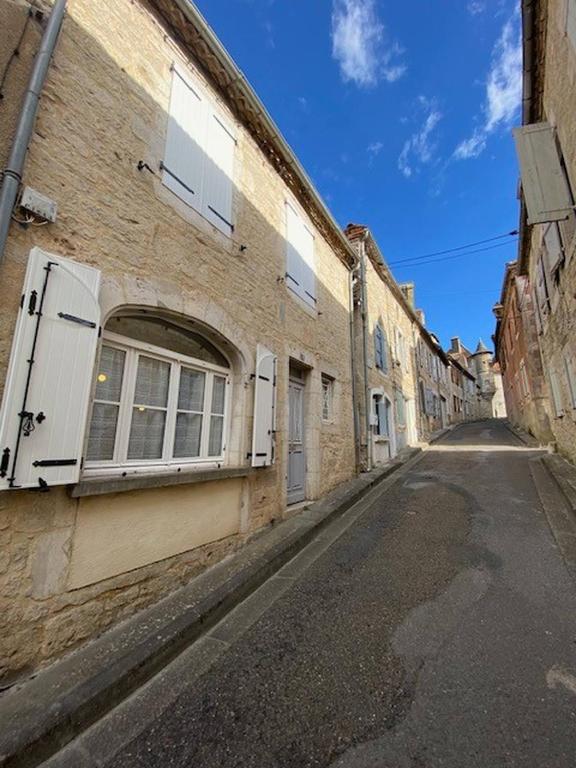 une rue vide dans une ruelle avec un bâtiment dans l'établissement Jolie maison de vacances centre Gramat, à Gramat