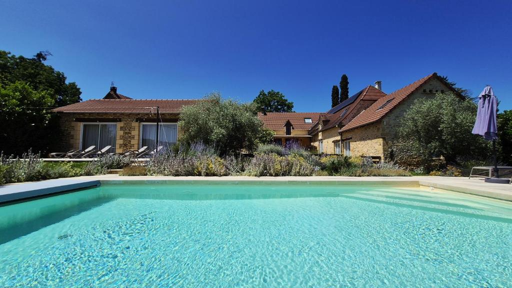una piscina davanti a una casa di Clos Lamonzie a Sarlat-la-Canéda