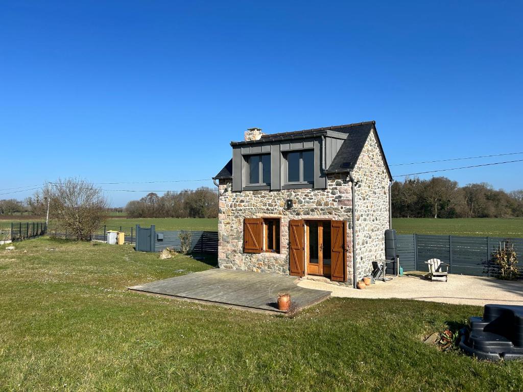 une petite maison en pierre au milieu d'un champ dans l'établissement 206 - Charmante maison bretonne idéale pour deux., à Plurien