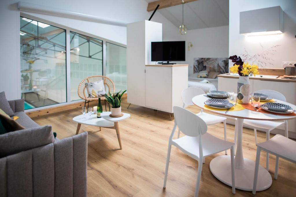Μια τηλεόραση ή/και κέντρο ψυχαγωγίας στο L'Atelier Dollonnais