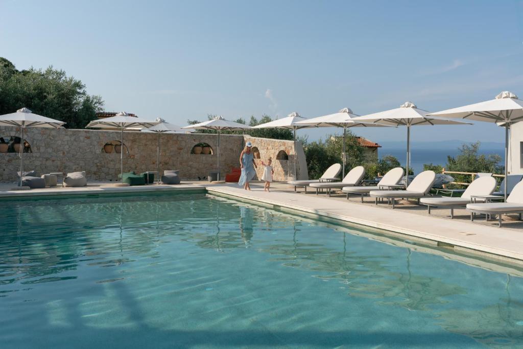 Bazén v ubytování Helios Blue Villas Kassandra nebo v jeho okolí