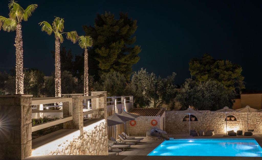 Bazén v ubytování Helios Blue Villas Kassandra nebo v jeho okolí