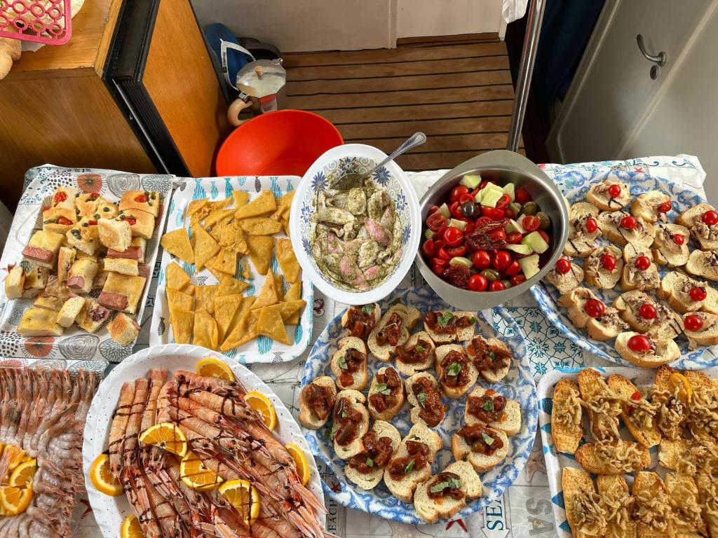 Comida no apartamento ou em algum lugar perto