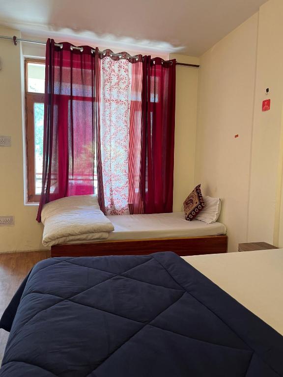 Postel nebo postele na pokoji v ubytování Joeys Hostel Manali