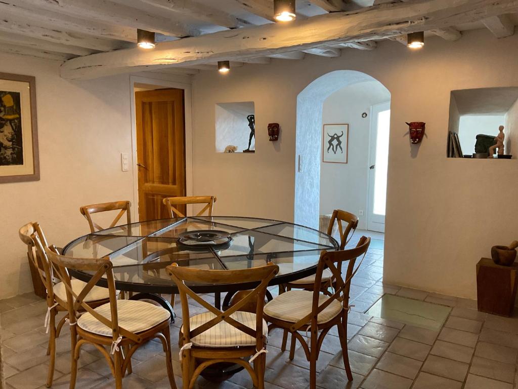 une salle à manger avec une table et des chaises en verre dans l'établissement Alba Marine - Vue Mer, WiFi, Bain Romain, Central, à Bonifacio