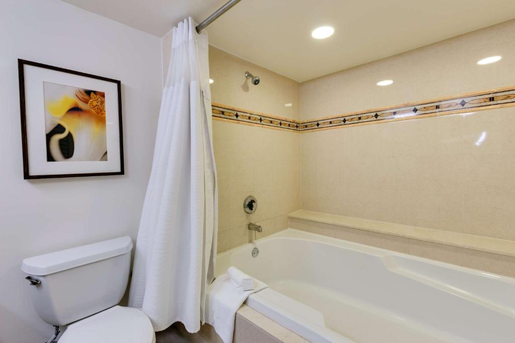 Um banheiro em Naples Grande Beach Resort