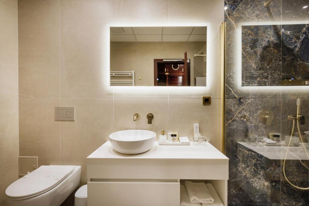 Koupelna v ubytování Boutique Hotel Nautica - SPA & wellness, FREE Parking, Pet friendly