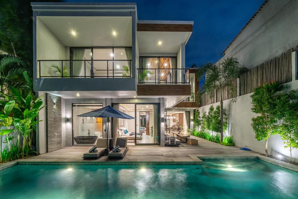 Bazén v ubytování Chiama Sun - Berawa Best-Kept Secret - Luxury 4BR Villa with Pool, BBQ - Fast Wi-Fi nebo v jeho okolí