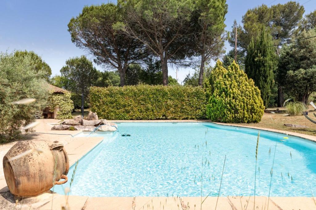 - une grande piscine dans une cour arborée dans l'établissement Maison VALFLO, à Saint-Cézaire-sur-Siagne