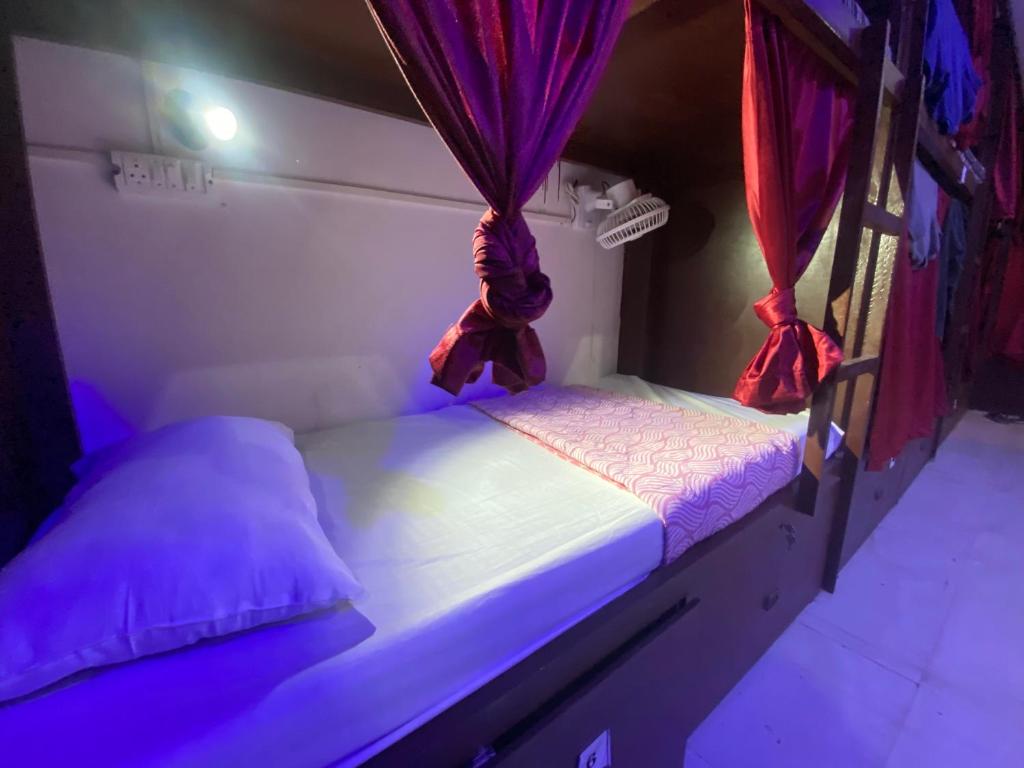 Ένα ή περισσότερα κρεβάτια σε δωμάτιο στο Cozy Inn Hostel