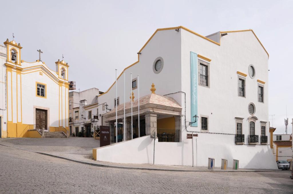 a white building on the side of a street at Vila Galé Casas d'Elvas - Historic Hotel in Elvas