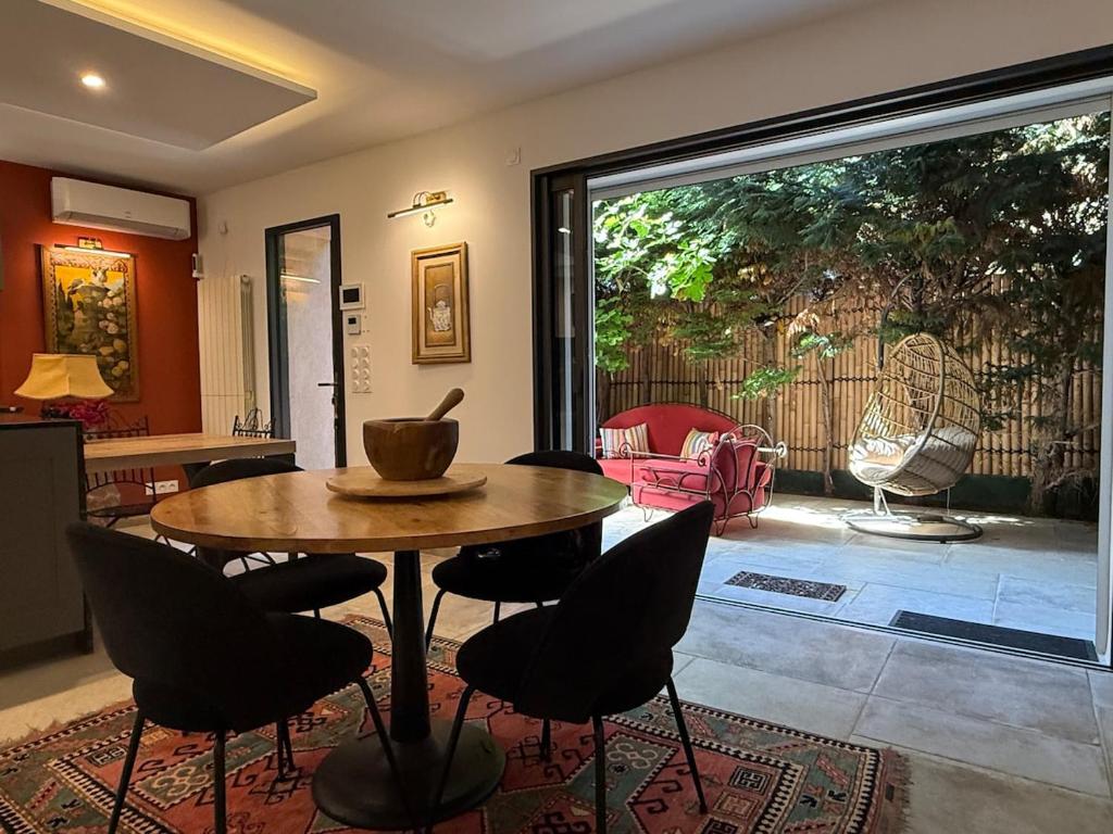 d'un salon avec une table et des chaises ainsi que d'une terrasse. dans l'établissement Maison calme à 2 pas du port du Brusc, à Six-Fours-les-Plages