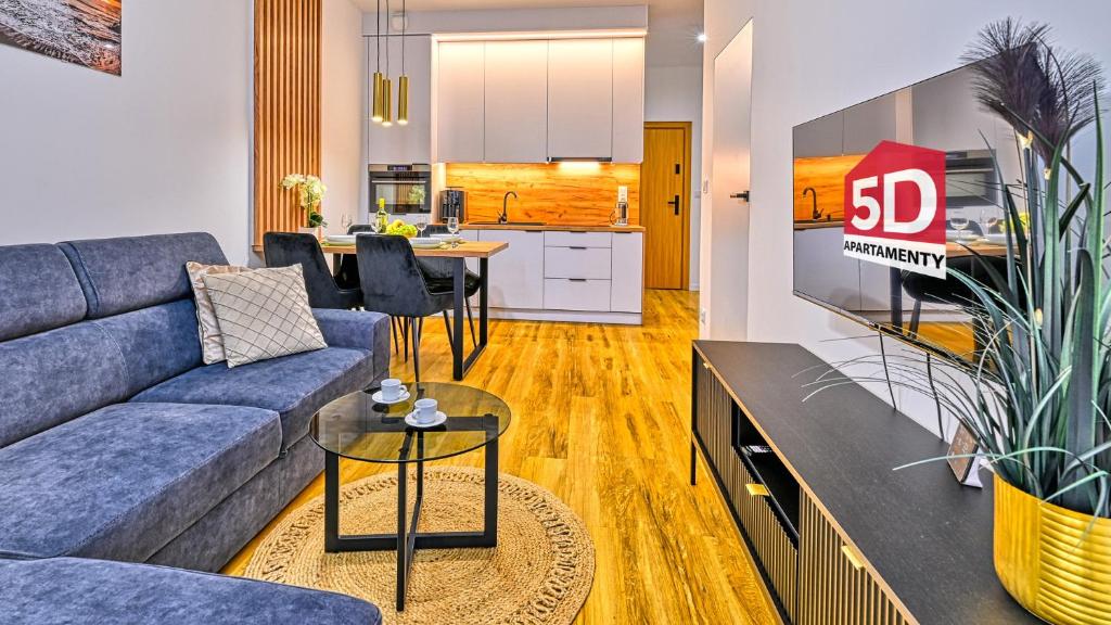 un soggiorno con divano e cucina di Apartament SPA 2 USTRONNIE Residence - 5D Apartments a Ustronie Morskie