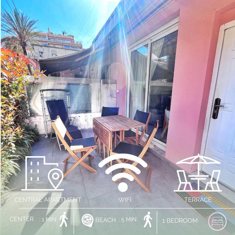 un patio avec des chaises et une table sur un balcon dans l'établissement Les Orangers de Menton 1P and terraces, à Menton