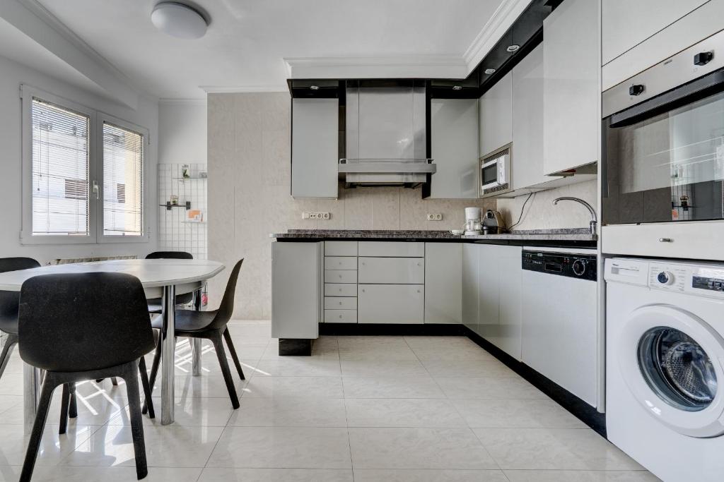 Kuchyň nebo kuchyňský kout v ubytování Apartamento Ulia by SanSe Holidays