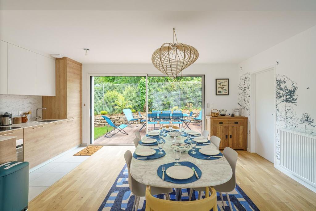 Una cocina y un comedor con mesa y sillas. en Ti Armor - Maison à 200m de la plage, en Bénodet