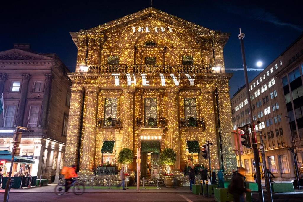 リバプールにあるIconic Building Castle St Steps To The Ivy!のクリスマスライト付きの大きな建物