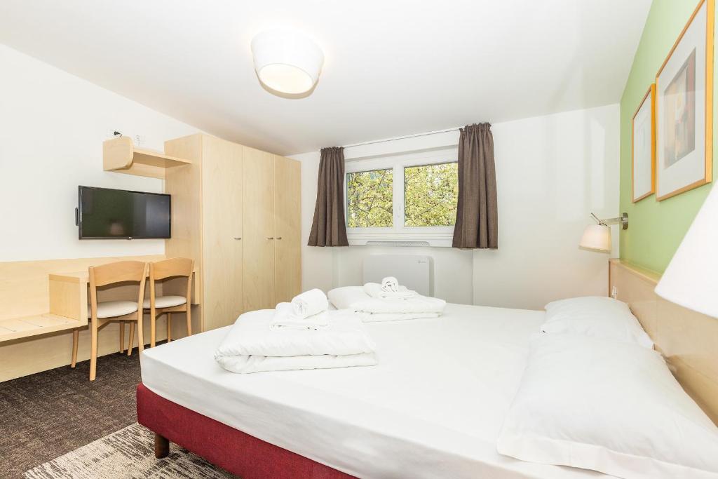 Postel nebo postele na pokoji v ubytování Hotel Heide Park