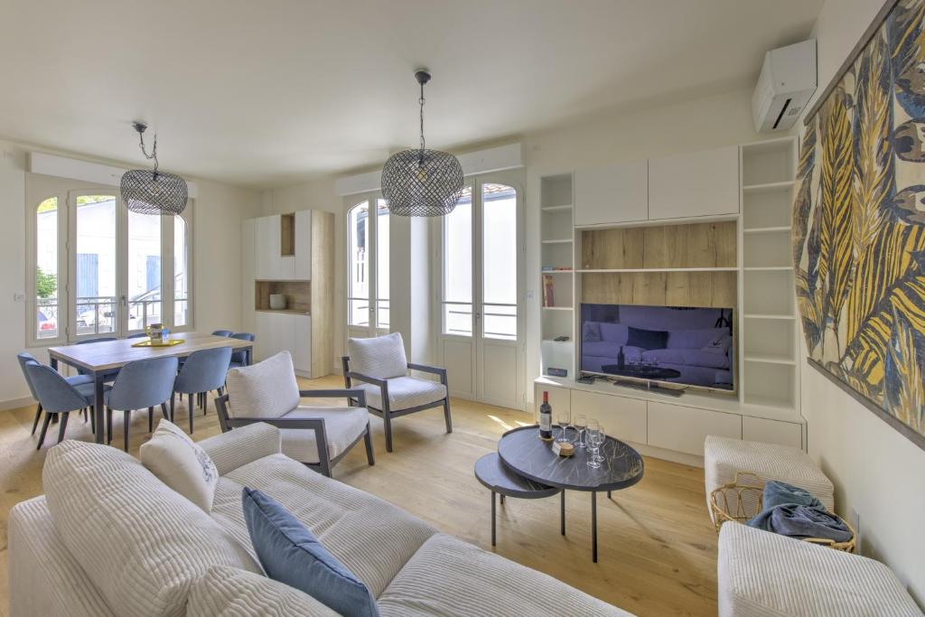 un salon avec un canapé et une table dans l'établissement L'instant Bassin - Proche plage dArcachon, à Arcachon