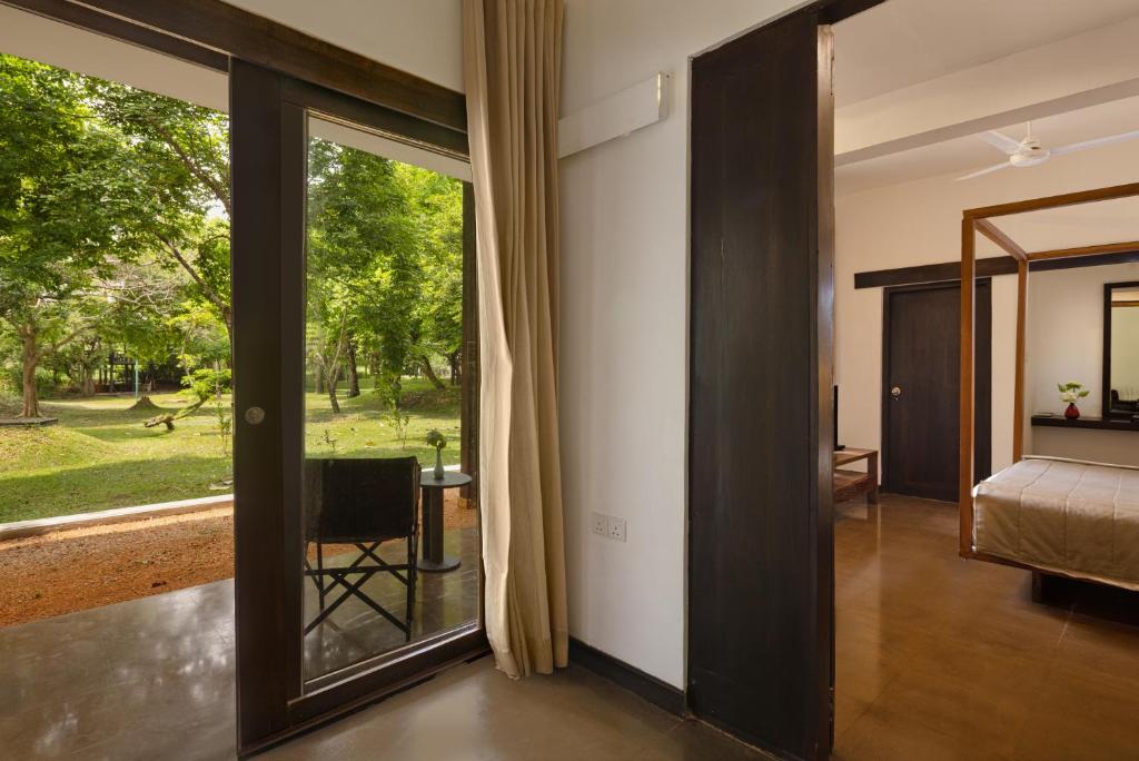 Postel nebo postele na pokoji v ubytování SigiriyaJungles Resort & Spa