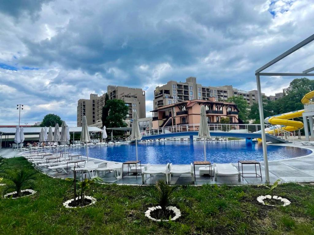 Bazén v ubytování Grand Hotel Nirvana - All Inclusive & Free Beach Access nebo v jeho okolí