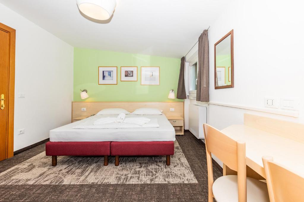 Postel nebo postele na pokoji v ubytování Hotel Heide Park