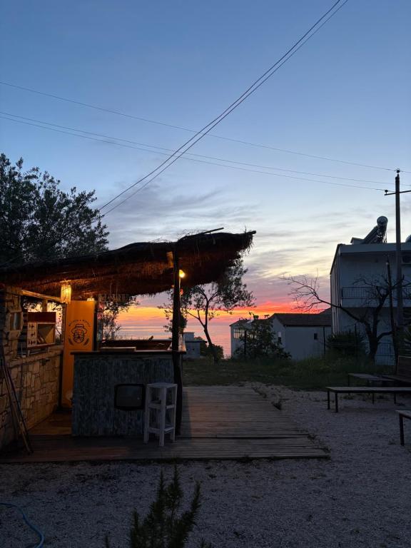 Pogled na izlazak ili zalazak sunca iz ili blizu hostela