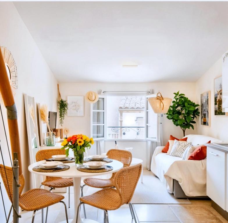 un salon avec une table, des chaises et un canapé dans l'établissement FRGK 