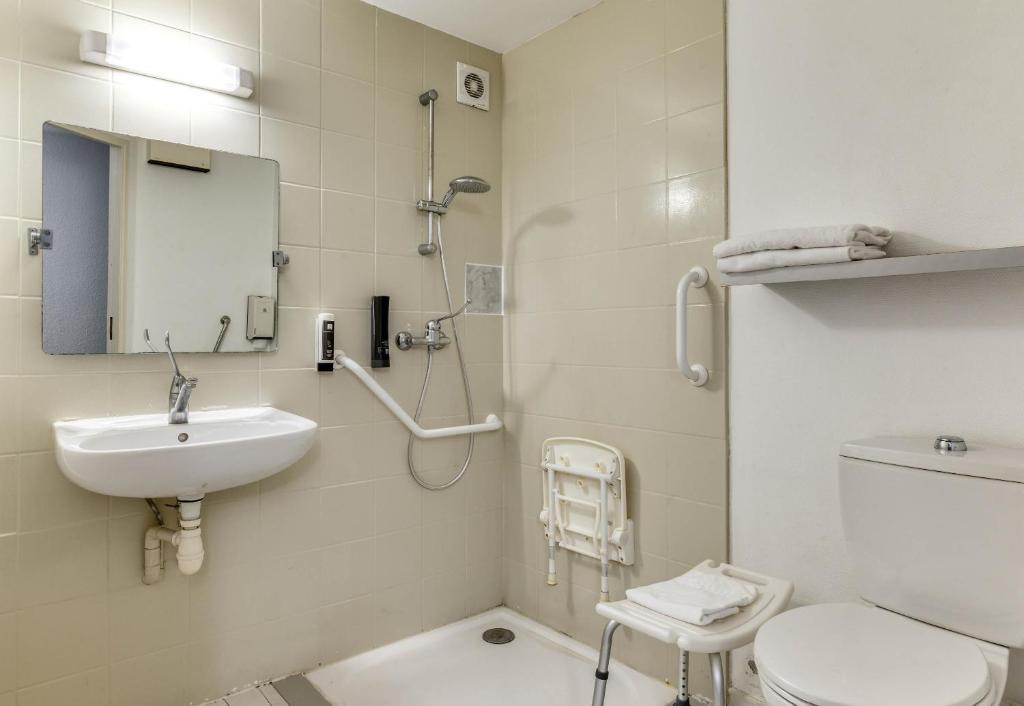 Koupelna v ubytování B&B HOTEL Sète Centre Gare